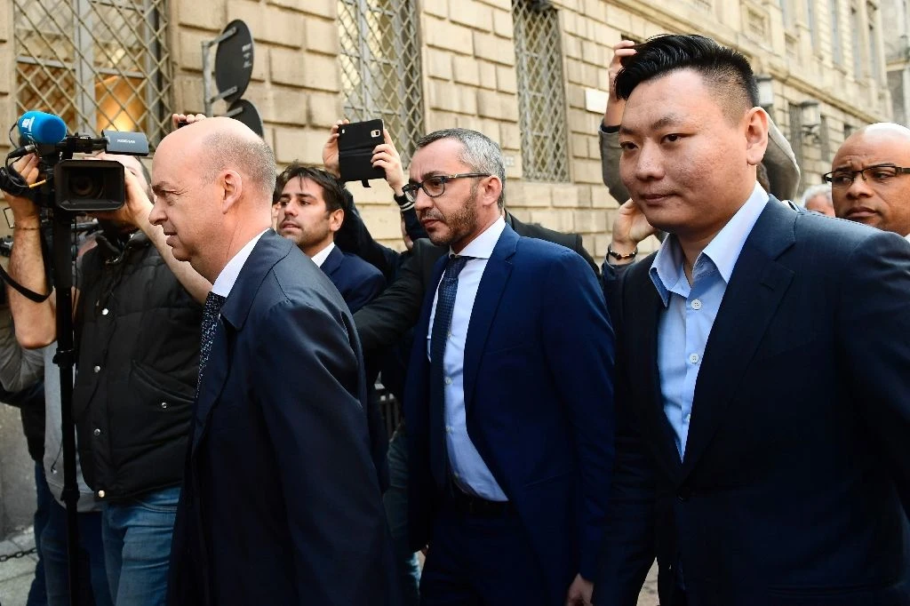 Han Li (R) and Marco Fassone (L), representatives of Chinese consortium Sino-Europe Sports (SES), arrive in Milan to finalize the deal with Fininvest for AC Milan's takeover by Rossoneri Sport Investment Lux on April 13, 201 (AFP/)