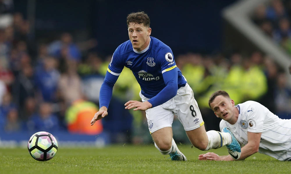 Everton's Ross Barkley in action with Leicester City's Andy King. (Reuters / Andrew Yates Livepic)