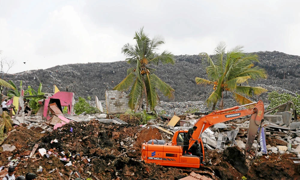 Sri Lanka rubbish dump landslide leaves 16 dead