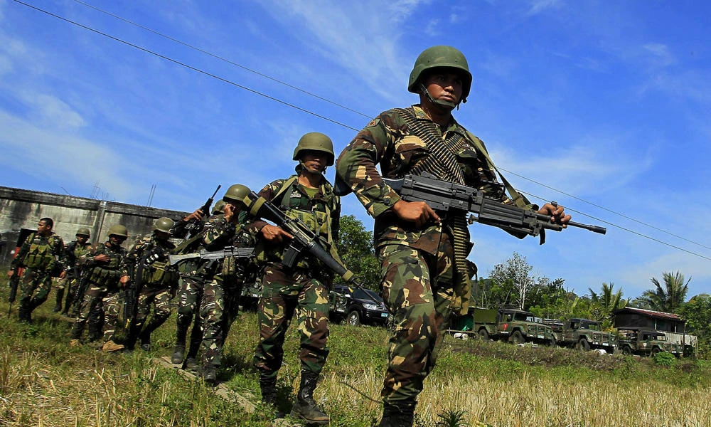 Philippine soldiers march on a rice field during an operation against militants in the southern Philippine island of Mindanao in this March 1, 2016 file photo. The Philippine military is considering the formation of an all-Muslim units to bolster efforts to tackle extremists. (AFP file photo)