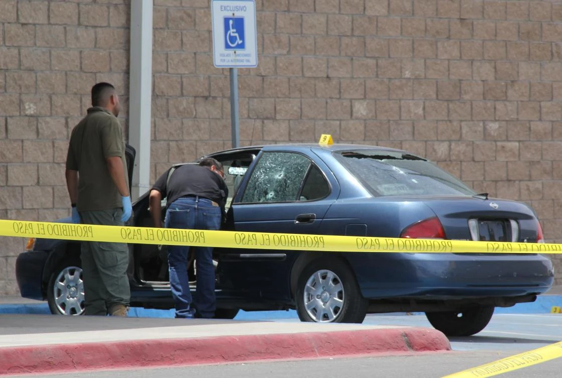 Police investigators work on the crime scene where Mexican journalist Maximino Rodriguez Palacios was killed by gunmen. (AFP)