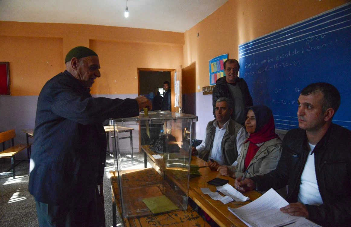 Turks vote in historic referendum on expanding Erdogan’s power