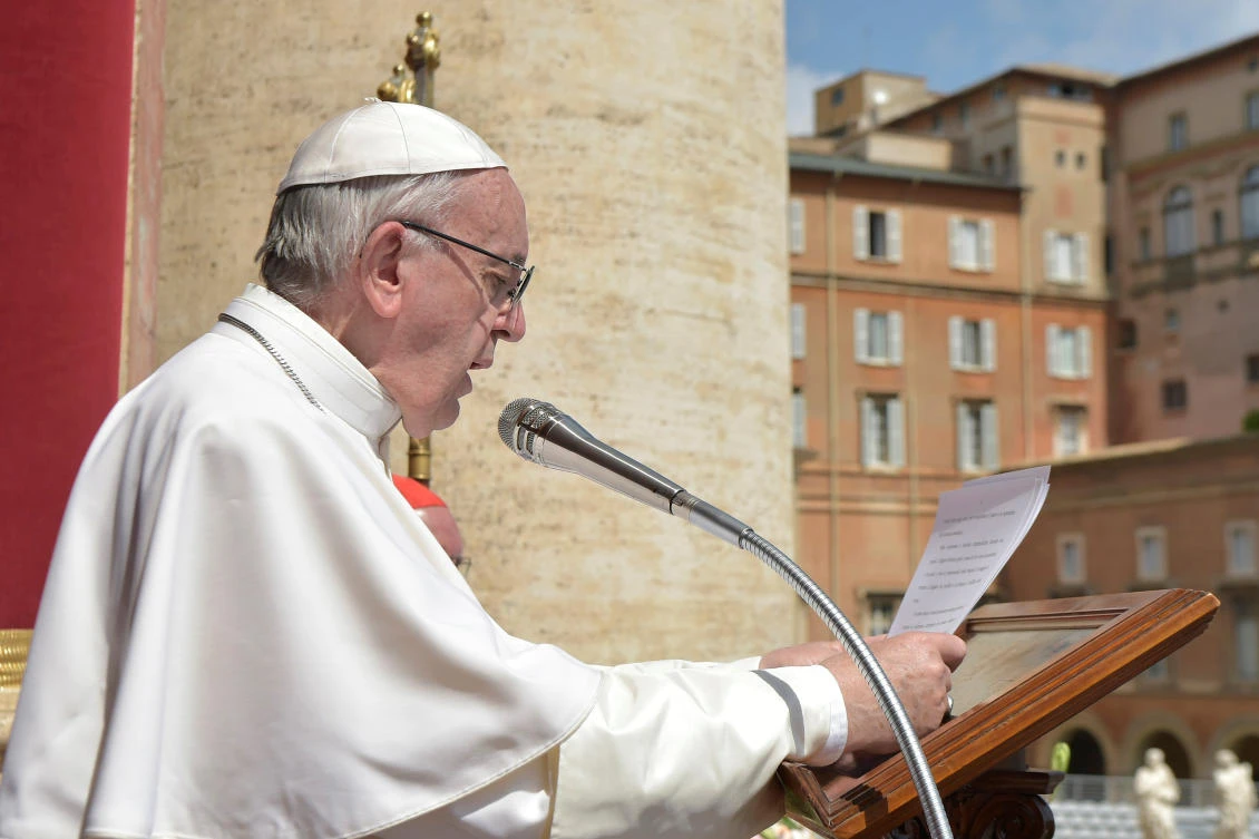 Pope Francis delivers his "Urbi et Orbi" (to the city and the world) message from the balcony overlooking St. Peter's Square at the Vatican April 16, 2017. (REUTERS)