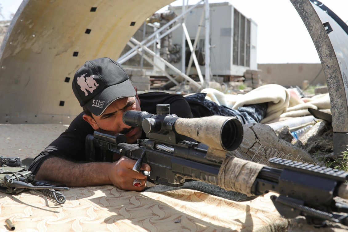A sniper from Iraq's Federal Police force aims at Islamic State positions from the roof of a building on the frontline in Mosul, Iraq, April 7, 2017. (REUTERS)