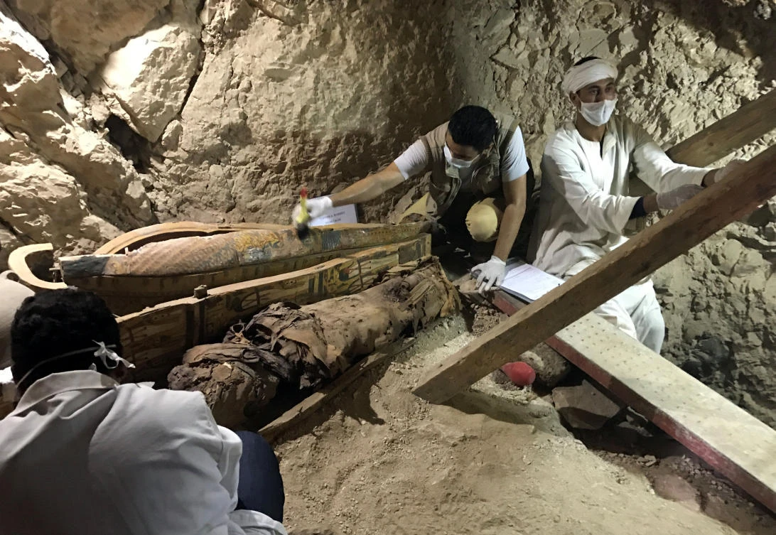 Egyptian antiquities workers are seen in a recently discovered tomb of Userhat, a judge from the New Kingdom at the Dra Abu-el Naga necropolis near the Nile city of Luxor, south of Cairo, Egypt April 18, 2017. (Reuters)