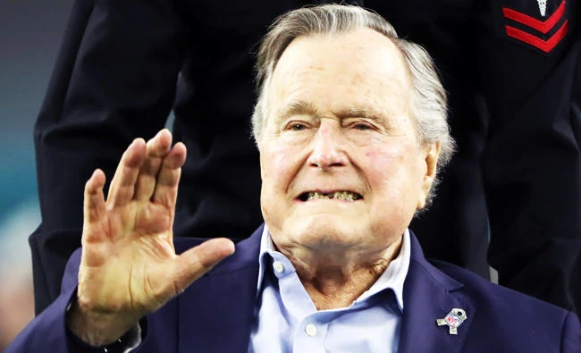 Former U.S. President George H.W. Bush arrives on the field to do the coin toss ahead of the start of Super Bowl LI between the New England Patriots and the Atlanta Falcons in Houston, Texas, U.S., in this February 5, 2017 photo. (REUTERS)