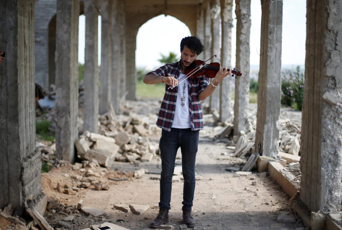 “We want to be happy” — Iraqi violinist plays in Mosul as troops battle Daesh