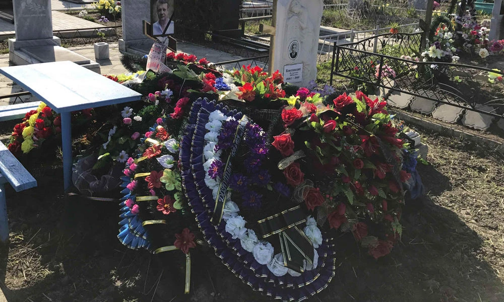 A view shows the grave of Russian military contractor Vladimir Plutinsky, who was killed in Syria according to an official document, at a cemetery in the town of Kropotkin, Russia, on April 13, 2017. (REUTERS/Maria Tsvetkova)