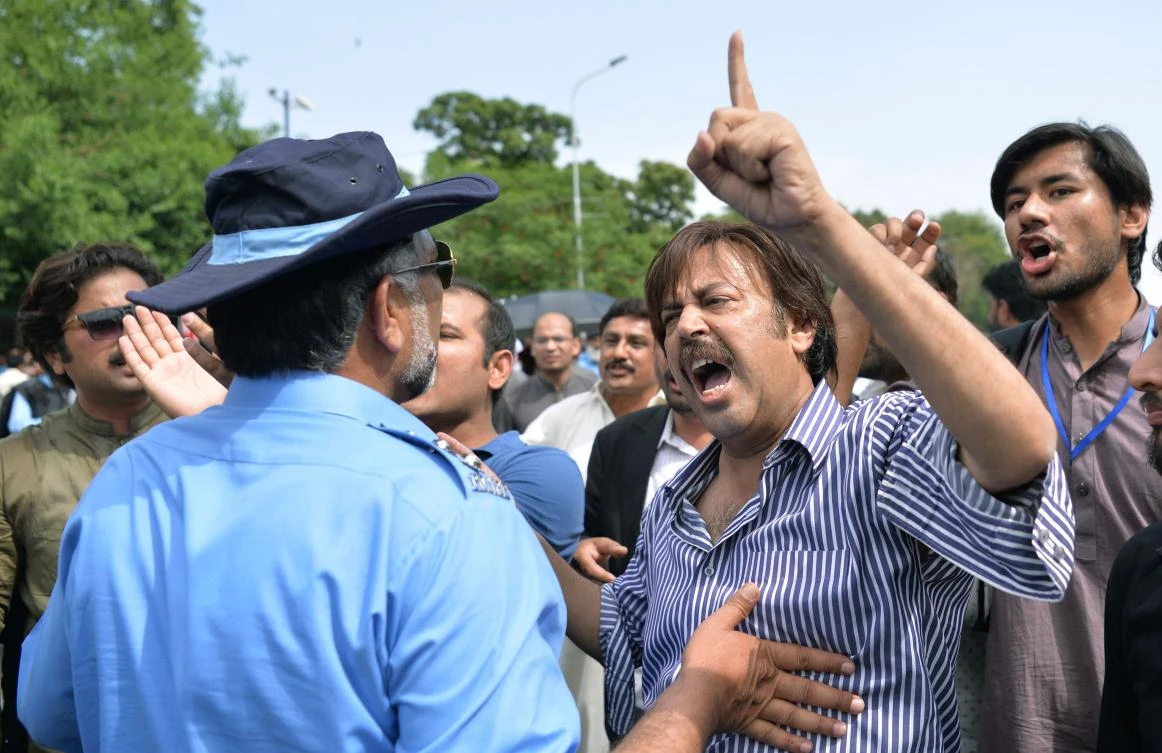 Supporters of Imran Khan shout slogans against prime minister Nawaz Sharif. (AFP)