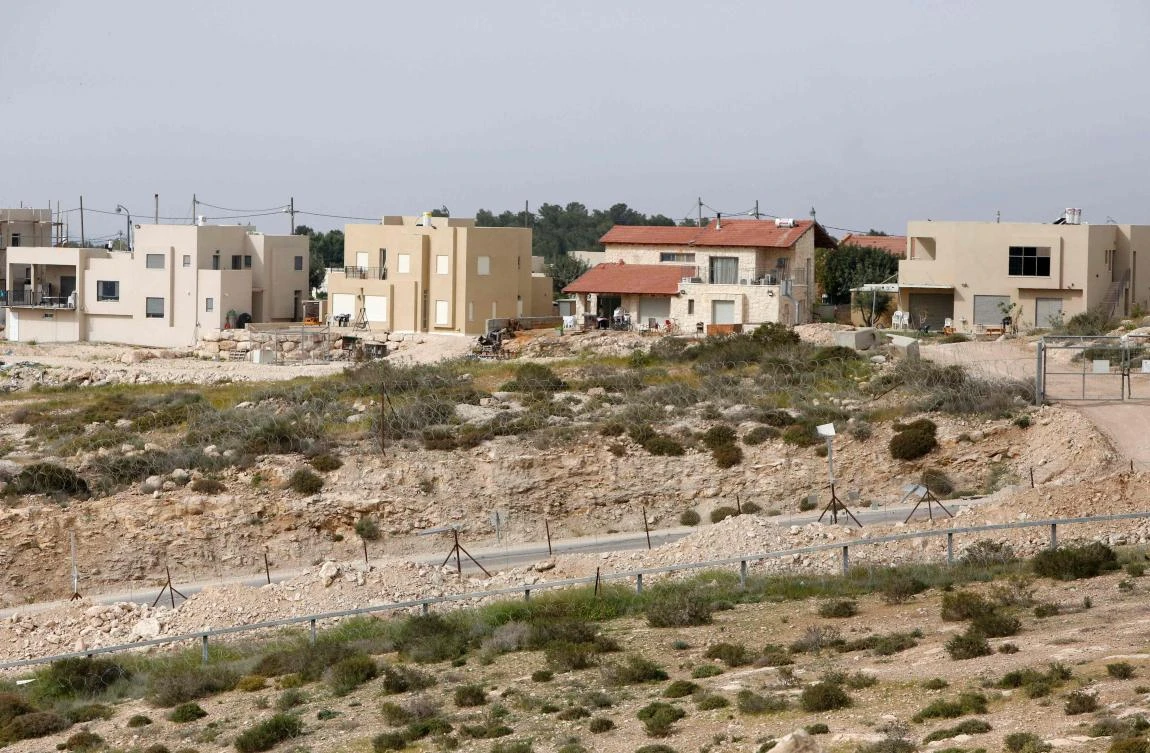 A general view taken from the Palestinian village of Ramadin shows the Israeli settlement of Sansana, south the West Bank town of Hebron on April 9, 2017. / AFP / HAZEM BADER