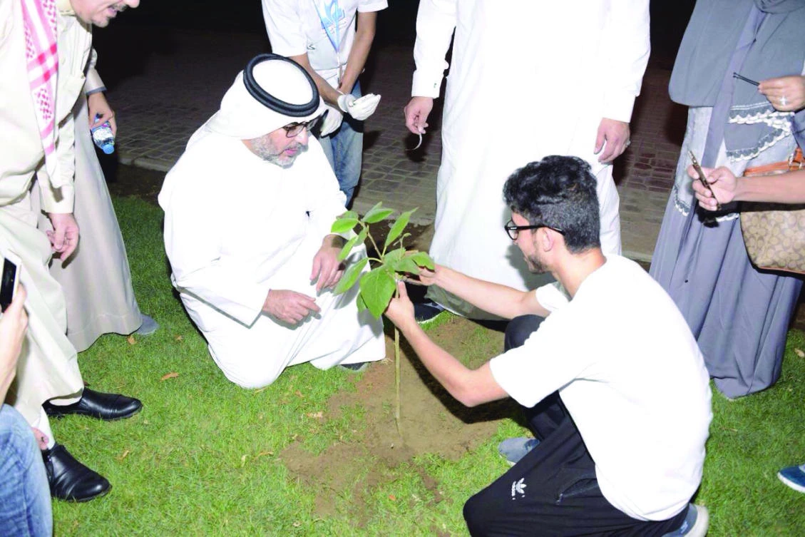 Omar Al-Jasser, director of the Saudi Association for Culture and Arts, tends to plants as part of the Jeddah Municipality initiative ‘Greenery in our Hands.’ (AN photo)