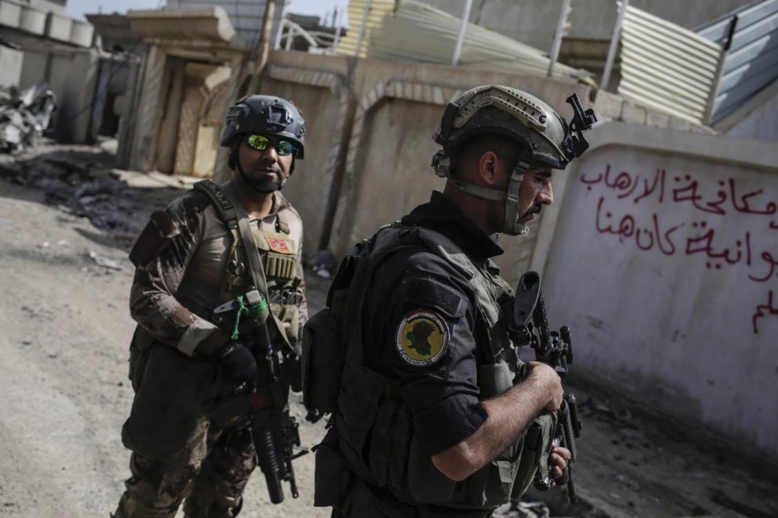 Soldier with the Iraqi special forces walk through the streets of Mosul as fighting between Iraqi forces and the DAESH group continues on Saturday, April 22, 2017. (AP)