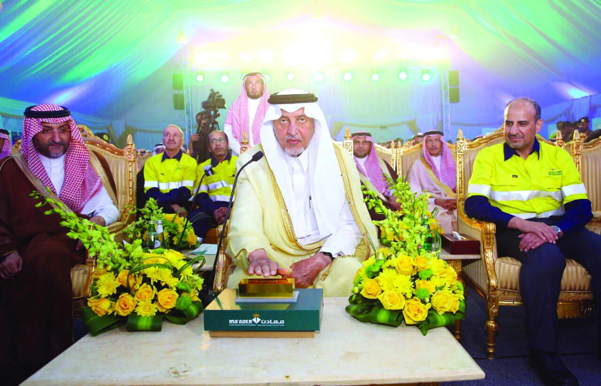 Makkah Gov. Prince Khaled Al-Faisal presses the button to mark the inauguration of the Al-Dweihi gold mine and factory. (AN photo)