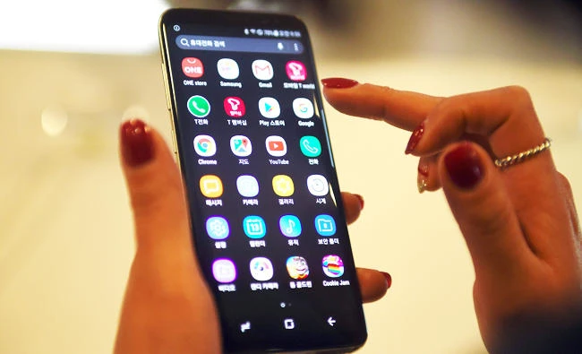 A woman tests a Samsung Galaxy S8 smartphone during a showcase to mark the domestic launch of Samsung Electronics' latest flagship smartphone Galaxy S8 in Seoul, in this April 13, 2017 photo. (AFP)