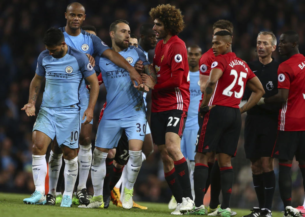 Manchester United’s Marouane Fellaini, center, argues with Manchester City’s Sergio Aguero, left, during the English Premier League soccer match at the Etihad Stadium in Manchester on Thursday.(AP)