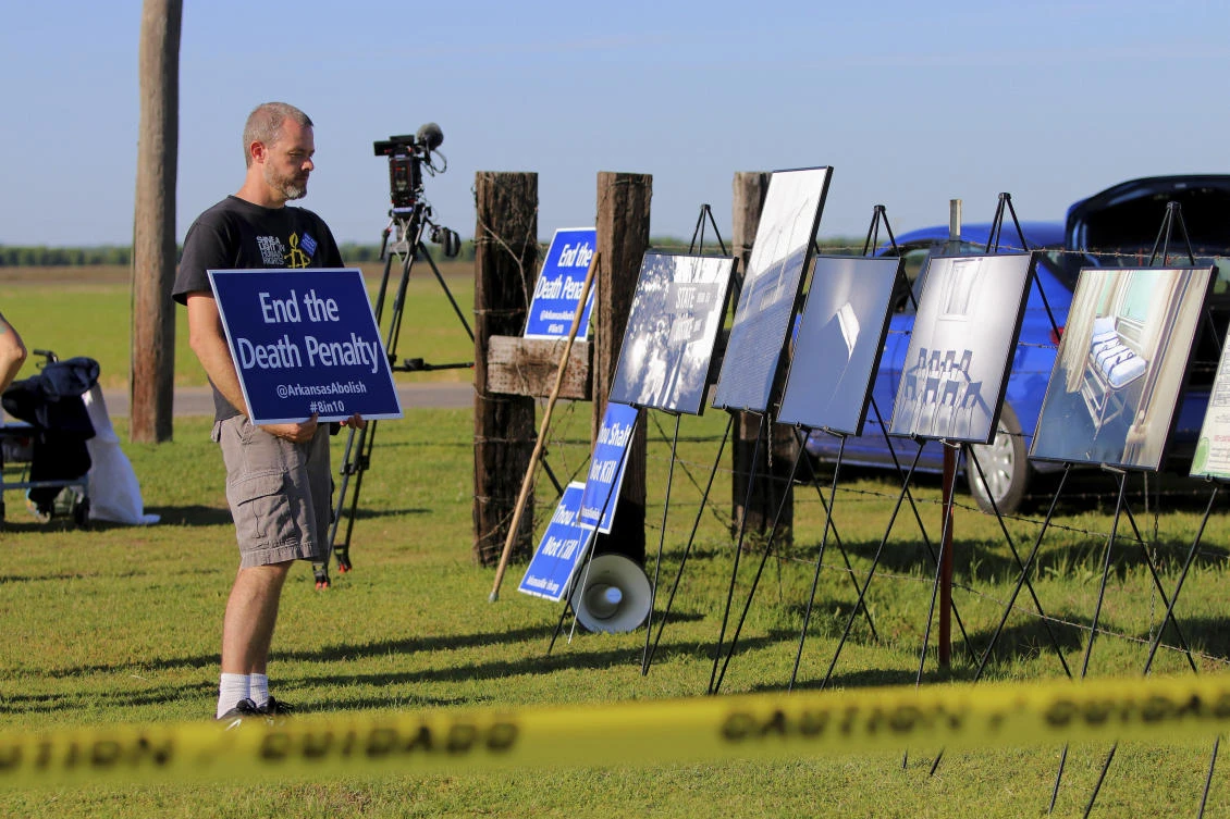 Anti-death penalty supporter Scott Langley protests outside the Varner Unit near Varner, Ark. (The Arkansas Democrat-Gazette via AP)