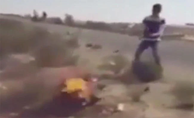 Egyptian tribesman setting Daesh militant on fire. (Video grab)