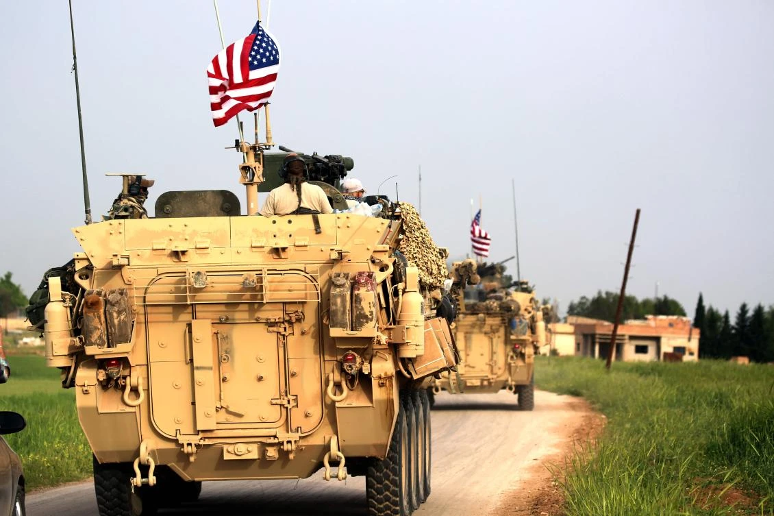 US forces, accompanied by Kurdish People's Protection Units (YPG) fighters, drive their armored vehicles near the northern Syrian village of Darbasiyah, on the border with Turkey on April 28, 2017. (AFP / DELIL SOULEIMAN)