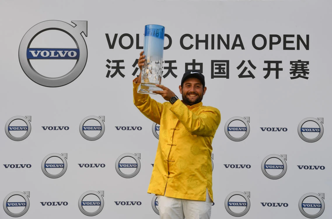 Alexander Levy with the Volvo China Open trophy. (AN photo)