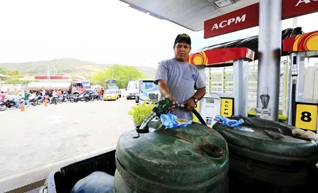 A man fills tanks with gas in Cucuta, Colombia, in this August 26, 2015 file photo. (Reuters)