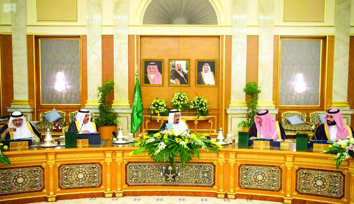 King Salman chairs the Cabinet meeting at Al-Salam Palace in Jeddah on Monday. (SPA)