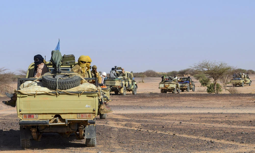 Members of the Malian Army (FAMA) and of the pro-government GATIA (Groupe Autodefense Touareg Imghad et Allies) and of the MSA (Mouvement pour le salut de l'Azawad) are seen during a mixed patrol in the surroundings of the northern Mali district of Meneka in the Gao district on April 19, 2017. (AFP / SOULEIMAN AG ANARA)