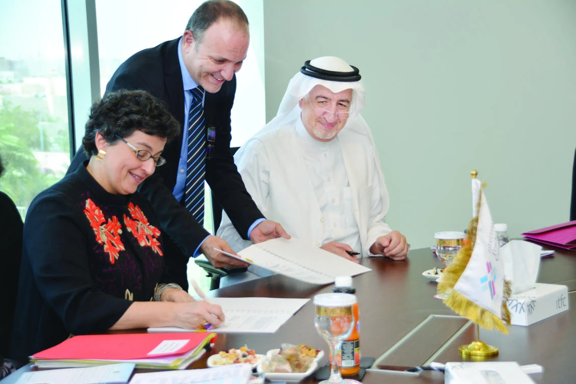 Hani Salem Sonbol, CEO of the ITFC, right, and Arancha Gonzalez, executive director of ITC at the signing ceremony held at the Islamic Development Bank (IDB) headquarters in Jeddah on Monday. (AN photo by Huda Bashatah)