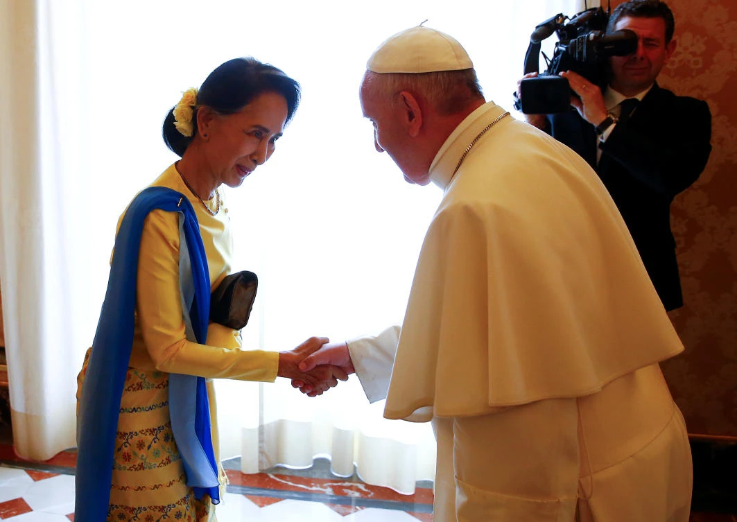 Pope Francis welcomes Myanmar State Counsellor Aung San Suu Kyi during a private audience at the Vatican May 4, 2017. (Reuters)