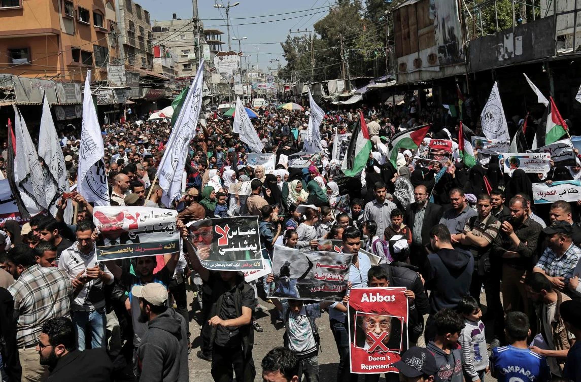 Supporters of Hamas, Islamic Jihad and Al-Ahrar movement, protest against Palestinian Authority president Mahmud Abbas in the southern Gaza Strip town of Rafah on May 2, 2017, demanding an end to the one-decade-old Israeli blockade of the impoverished Palestinian territory. (AFP / SAID KHATIB)