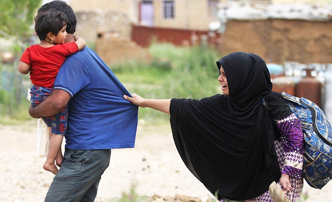 Displaced Iraqis from the al-Haramat neighbourhood, north of Mosul, on Friday, react as Iraqi forces advance towards the area during the ongoing offensive to retake Mosul from Daesh group fighters. (AFP)