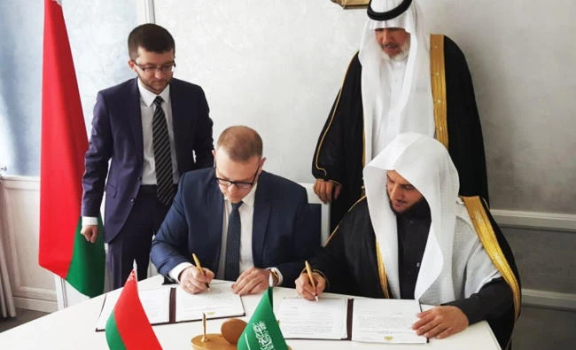 Saudi and Belarus Justice officials sign a deal to exchange judiciary experiences in Minsk.