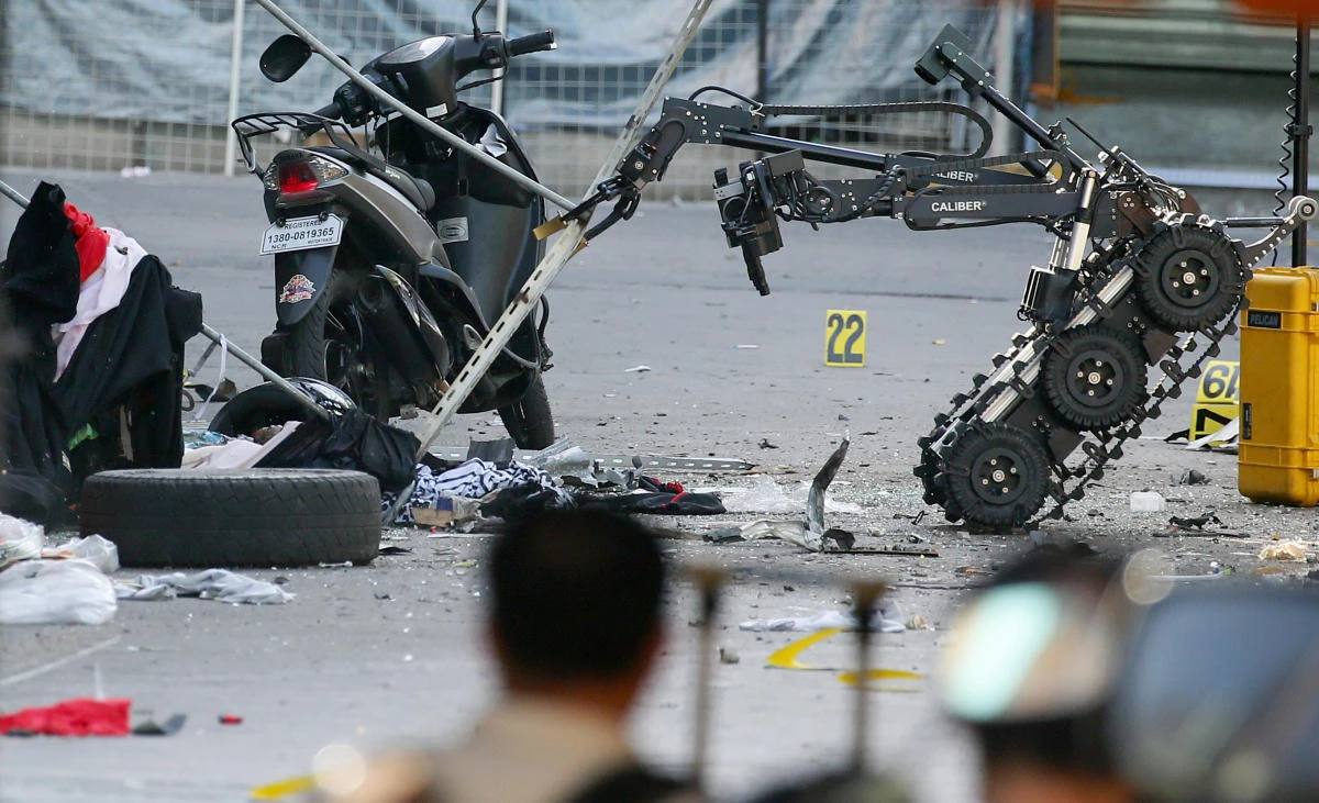 The body of a man lies beside a motorcycle as Philippine National Police Bomb Squad uses a remote-controlled robot to check the scene following two overnight explosions in Manila's Quiapo district, Philippines Sunday, May 7, 2017. Police are still investigating the explosions at the area where another explosion occurred during the ASEAN summit last weekend that wounded close to a dozen people. (AP)