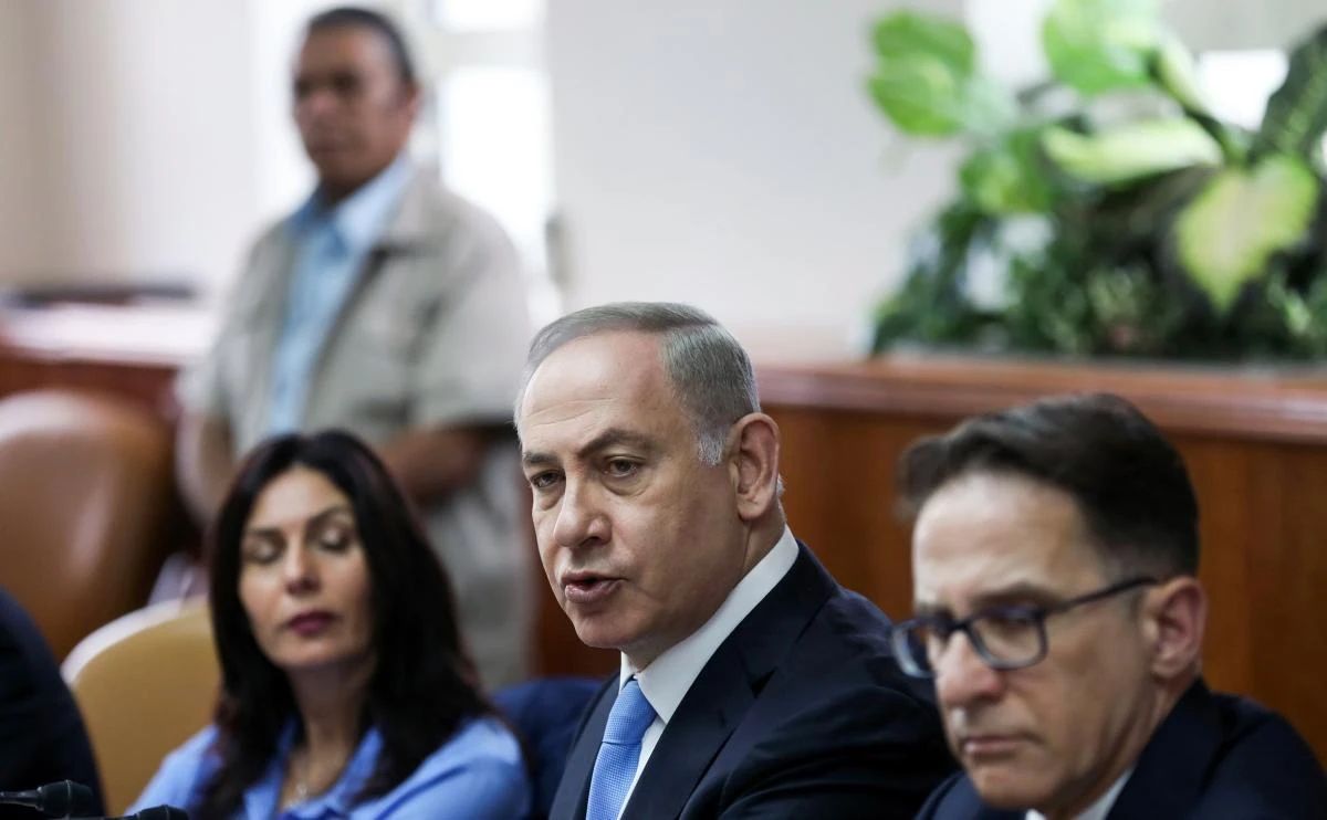 Israeli Prime Minister Benjamin Netanyahu (C) attends the weekly cabinet meeting at his office in Jerusalem. A Cabinet committee is pushing forward a bill that downgrades Arabic as an official language of the country. (AFP photo)