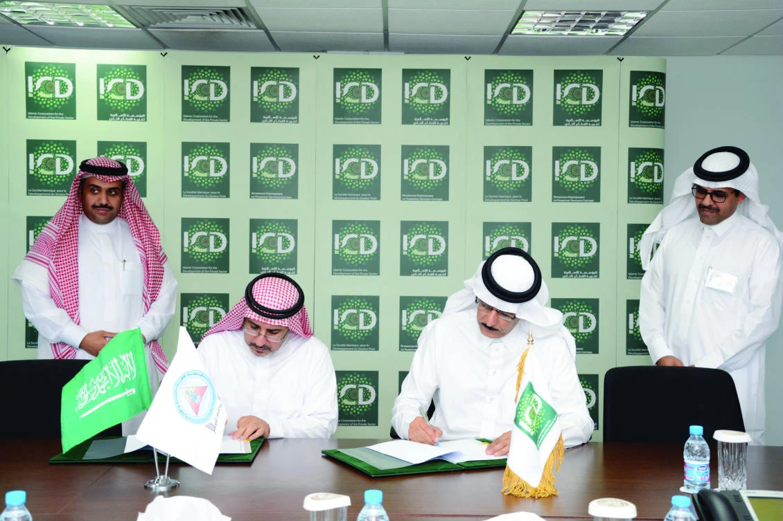 Khalid Mohammed Al-Aboodi, CEO of ICD, second right, signs the MoU with Tawfiq bin Abdul Mohsen Al-Khayal, dean of the Faculty of Economics and Administration at King Abdulaziz University, in Jeddah.