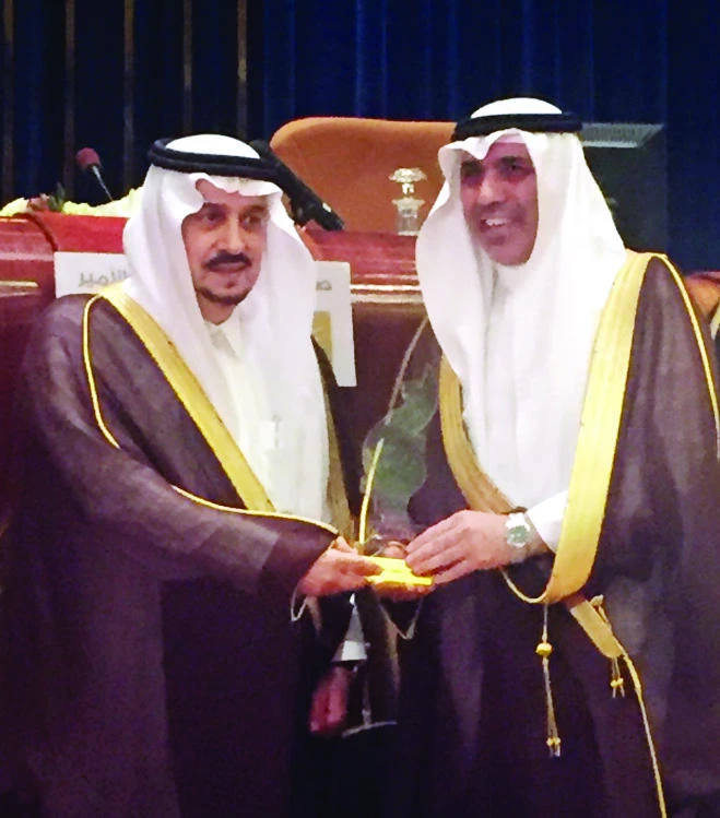Riyadh Gov. Prince Faisal bin Bandar presents a plaque to Hamdan O. Al-Bader, chairman of the company,
at the event in Riyadh.