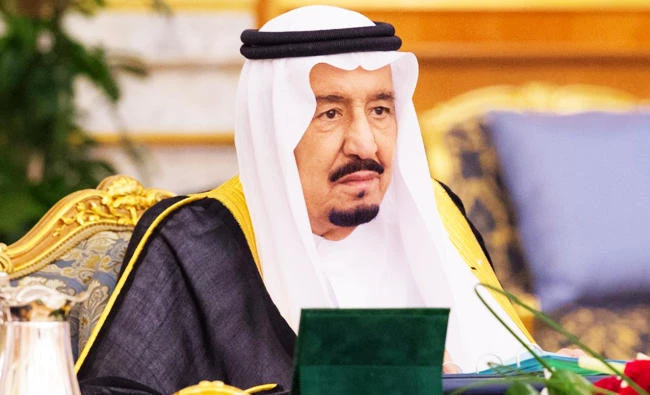 King Salman chairs the Cabinet meeting at Al-Salam Palace in Jeddah on Monday. (SPA)