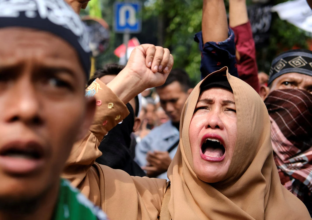 Indonesian hardline Muslims react after hearing a verdict on Jakarta's first non-Muslim and ethnic-Chinese Christian governor Basuki Tjahaja Purnama's blasphemy trial outside the court in Jakarta, Indonesia May 9, 2017. (REUTERS)
