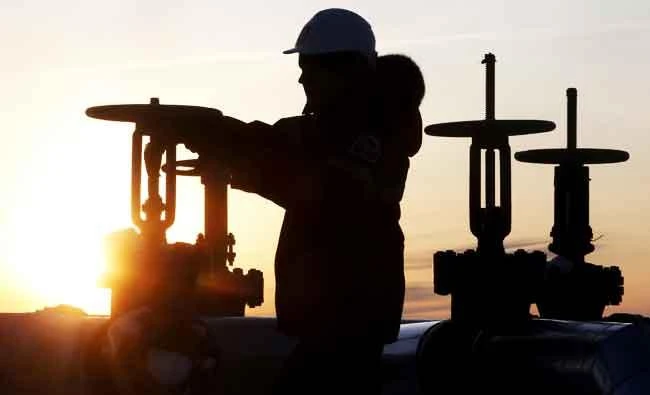 A worker checks the valve of an oil pipe at the Lukoil owned Imilorskoye oil field near Kogalym, Russia, in this January 25, 2016 file photo. (REUTERS)