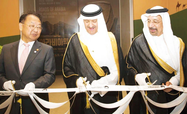 SCTH President Prince Sultan bin Salman, center, Energy Minister and Aramco Chairman Khalid A. Al-Falih, right, and South Korean Deputy Prime Minister Yoo Il-ho, left, jointly inaugurating the ‘Roads of Arabia’ exhibition in Seoul on Monday.