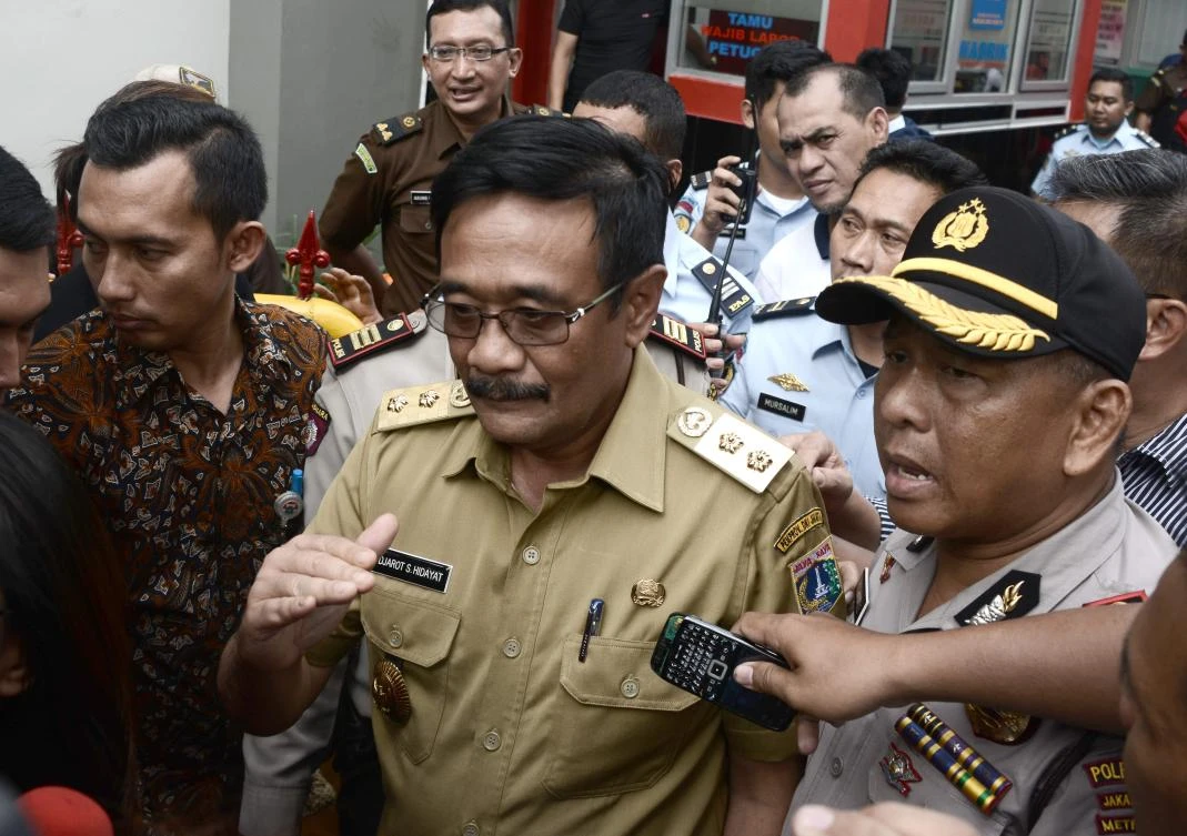 Jakarta's deputy governor Djarot Saiful Hidayat (C) talks to the media at Jakarta Cipinang prison. (AFP)