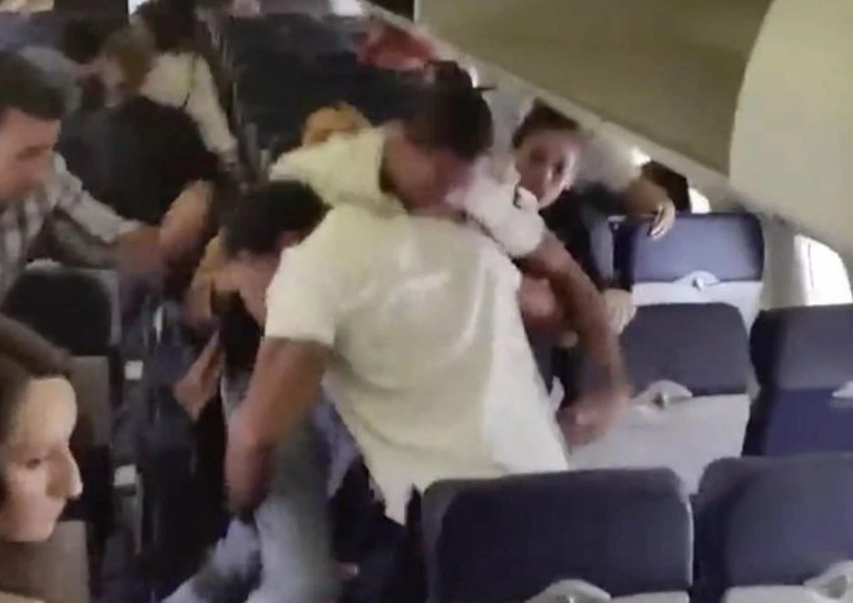 Mobile phone footage of the incident was uploaded to social media sites. (Photo courtesy: Twitter)