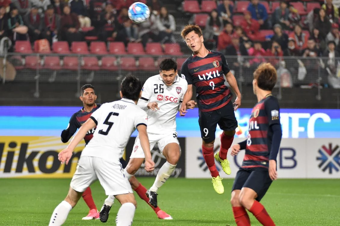 Kashima Antlers' forward Yuma Suzuki, center right, heads the ball during the AFC Champions League group E football match between Japan's Kashima Antlers and Thailand's Muangthong United in Kashima, Ibaraki prefecture, on Wednesday. (AFP)