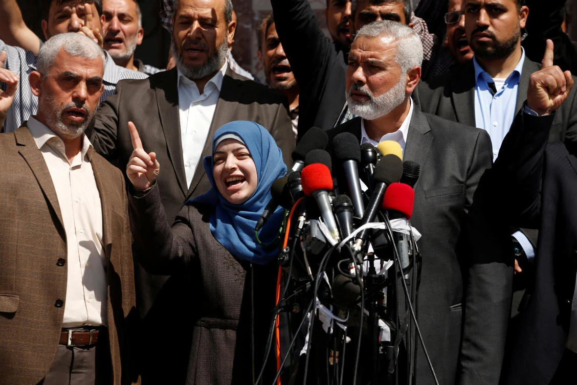 Hamas Chief Ismail Haniyeh (R) and Hamas Gaza leader Yehya Al-Sinwar (L) attend a news conference. (Reuters)