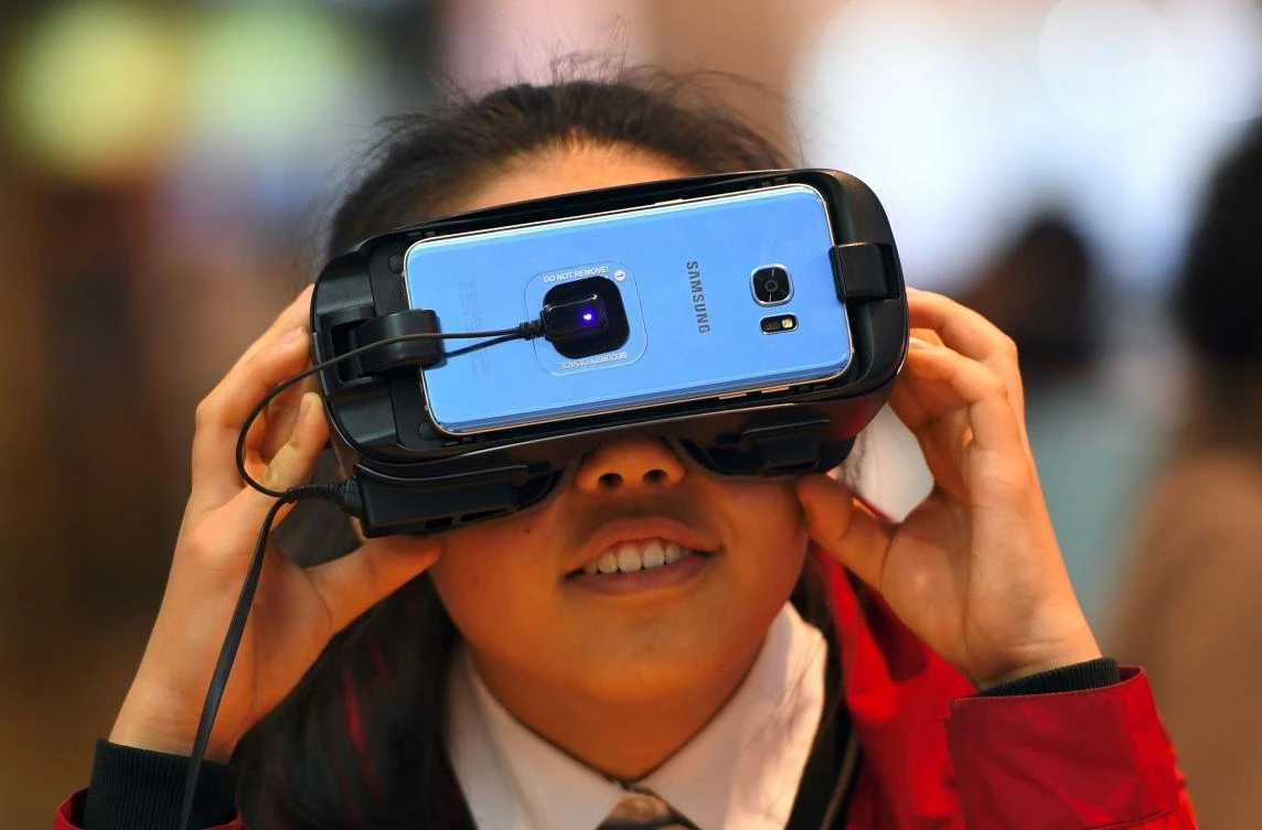 A girl experiences Samsung Electronics' Gear VR at its showroom in Seoul. (AFP)