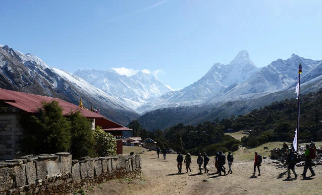 Trekkers walk in front of the Mount Everest range at Tengboche some 300 kilometers northeast of Katmandu on May 5, 2017. (AFP / PRAKASH MATHEMA)