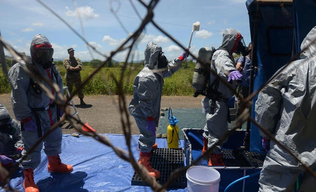 Members of a Philippine Army search and rescue team demonstrate their skills during a simulation of a big earthquake with an anti-contamination drill as part of the annual joint US-Philippines military drill at Fort Magsaysay, Nueva Ecija province in the northern Philippines on May 12, 2017. (AFP / TED ALJIBE)