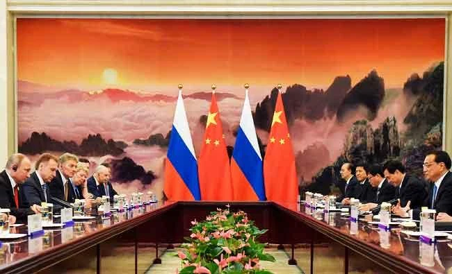Chinese Premier Li Keqiang (R) meets RussiaÕs President Vladimir Putin (L) at the Great Hall of the People in Beijing, China, on Sunday. (Reuters)