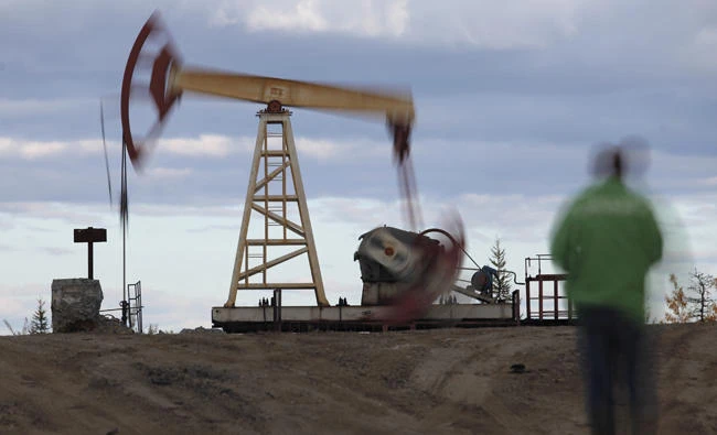 An oil rig near the town of Usinsk, 1,500 km northeast of Moscow, Russia, is shown this file photo. Russia and Saudi Arabia said Monday they want to extend oil production cuts through the first quarter of 2018e. (AP Photo/Dmitry Lovetsky, File)