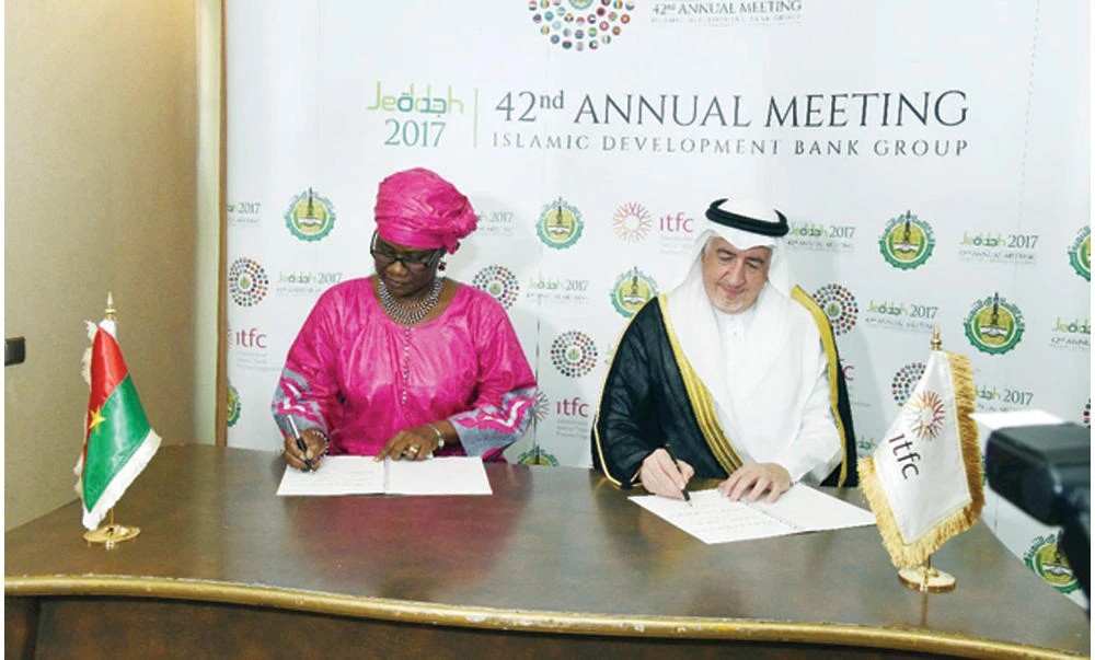Hani Salem Sonbol, CEO of ITFC, and Hadizatou Rosine Coulibaly, minister of economy, finance and development and IDB governor for Burkina Faso sign pact.