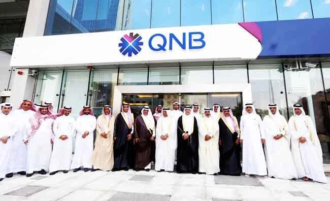Saudi Arabia's central bank governor Ahmed al-Kholifey and Qatar National Bank group chief executive Ali Ahmed al-Kuwari pose for a group photo during the inauguration of QNB's branch in Riyadh, Saudi Arabia, in this photo taken on May 4, 2017. (REUTERS)